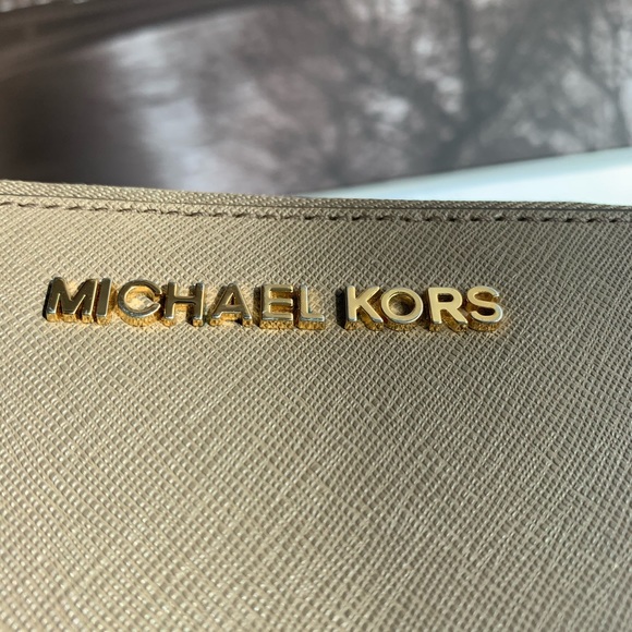 *SOLD* Michael Kors Zip Around Smartphone Wristlet - Picture 4 of 4